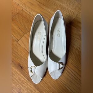Rangoni White Leather White Heeled Designer Peep-Toe Shoes with Sz 8AA Slip on